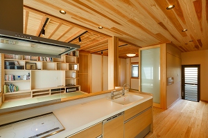 大工の技術を駆使した伝統的な日本家屋の良さを感じられる京都宇治の家　LDK