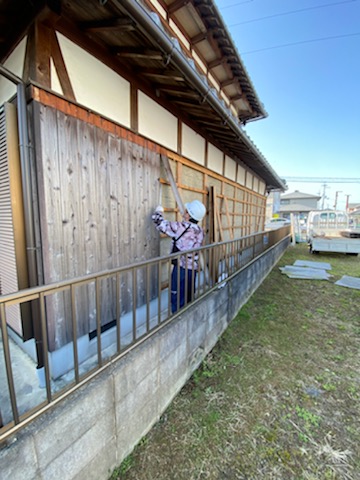 滋賀野洲市で外壁張替えリフォーム工事が着工